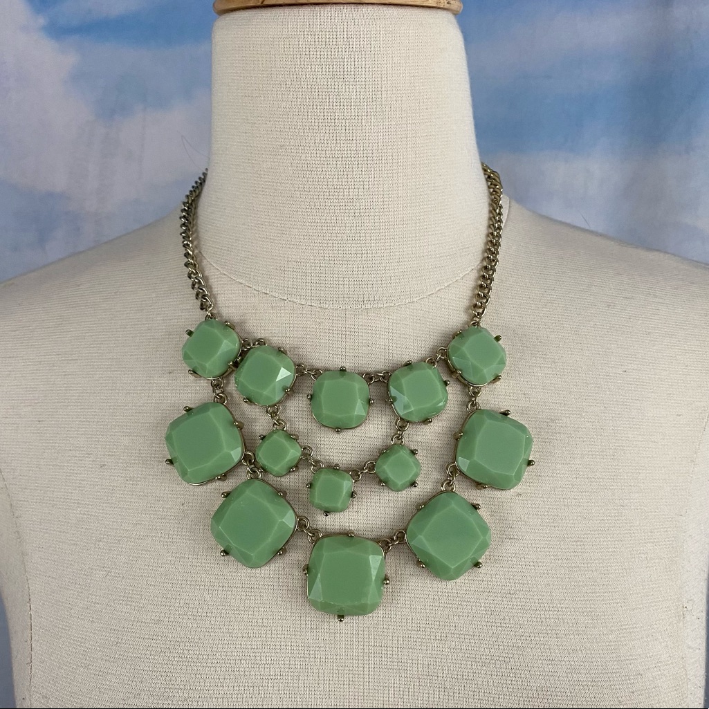 Dress Barn Silver Tone And Green Costume Necklace 20$